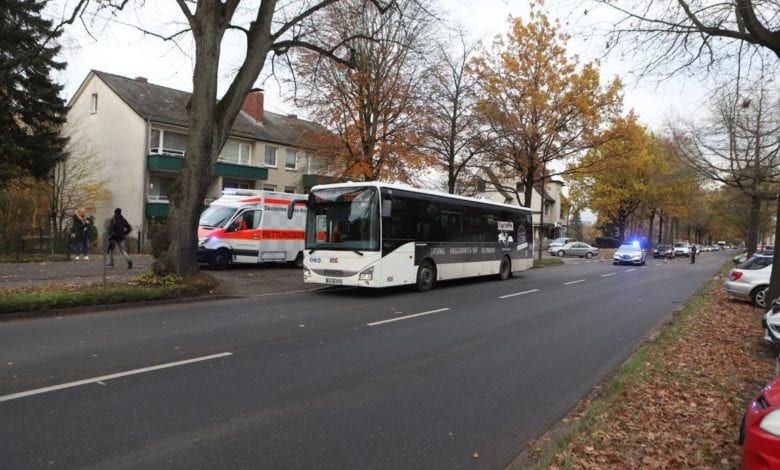 Kleiner Junge läuft vor einen PKW auf die Fahrbahn