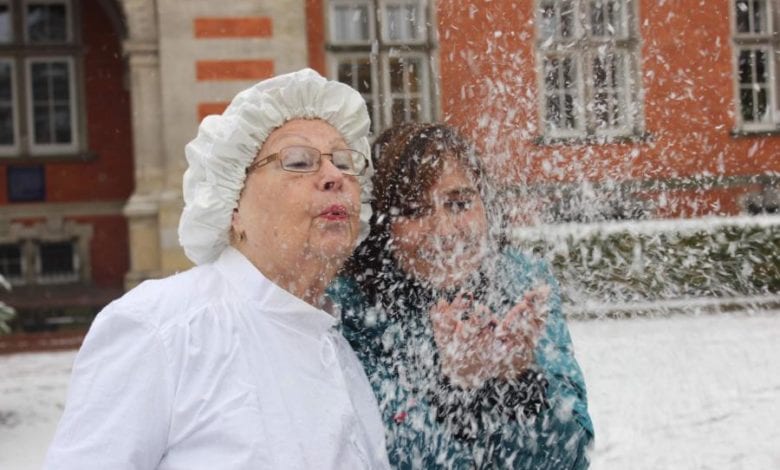 Frau Holle sorgt für Schnee auf dem Weihnachtsmarkt