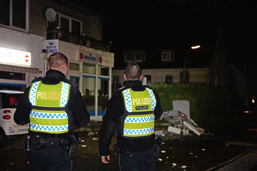 Explosion zertrümmert Automaten - Polizei sucht Zeugen