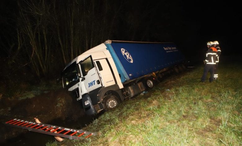 Böschung herabgerutscht - LKW-Fahrer verletzt sich