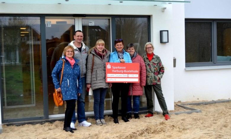 Die Künstler des Wildpark Schwarze Berge spenden 3.588,15 Euro an LeA