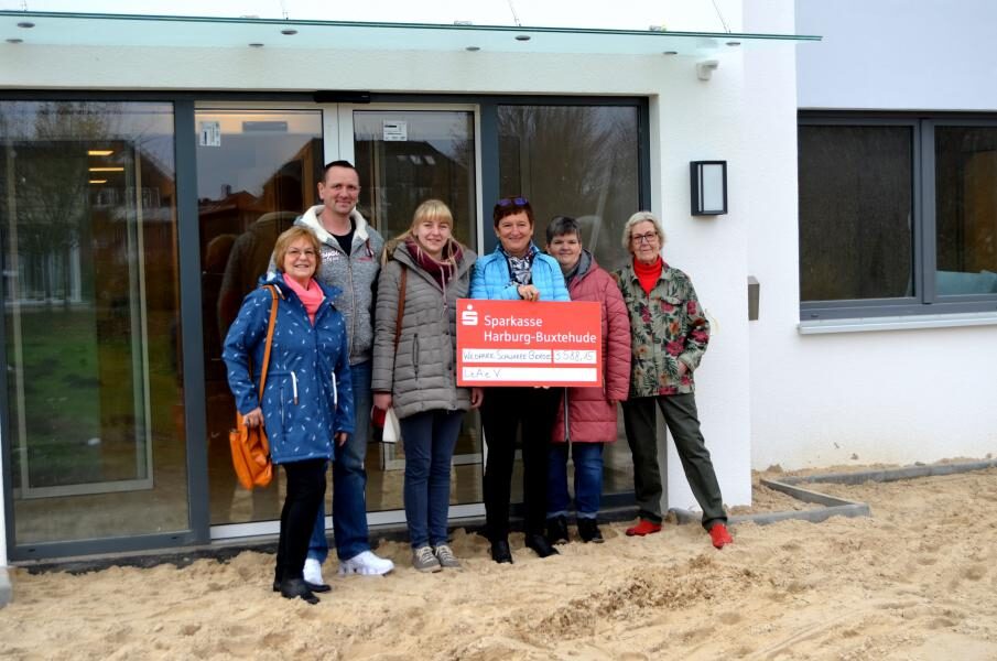 Die Künstler des Wildpark Schwarze Berge spenden 3.588,15 Euro an LeA