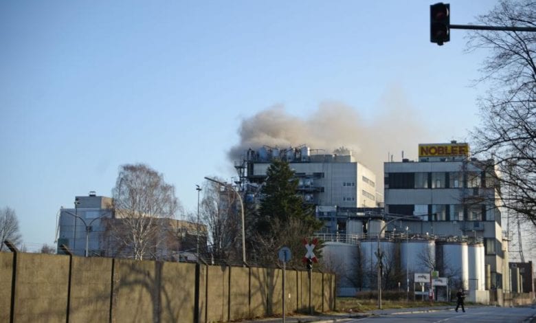 Rauchwolke weithin sichtbar - Ölfilter-Anlage brennt 2 Rauchwolke weithin sichtbar - Ölfilter-Anlage brennt