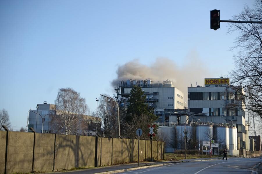 Rauchwolke weithin sichtbar - Ölfilter-Anlage brennt