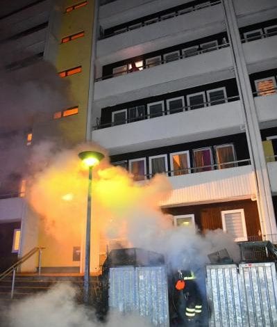Bei Löscharbeiten: Rettungskräfte mit Eiern beworfen