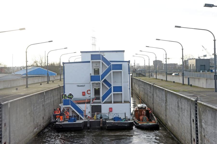 Transit verlässt Harburgs Binnenhafen