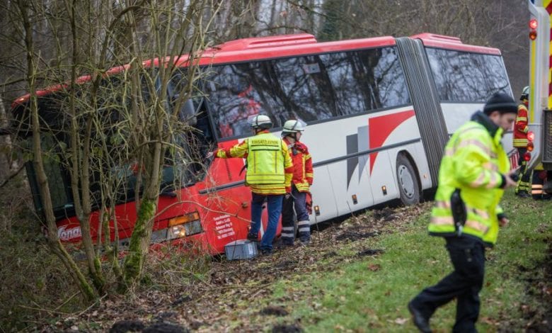 Bus kommt von der Fahrbahn ab - Fahrer tot