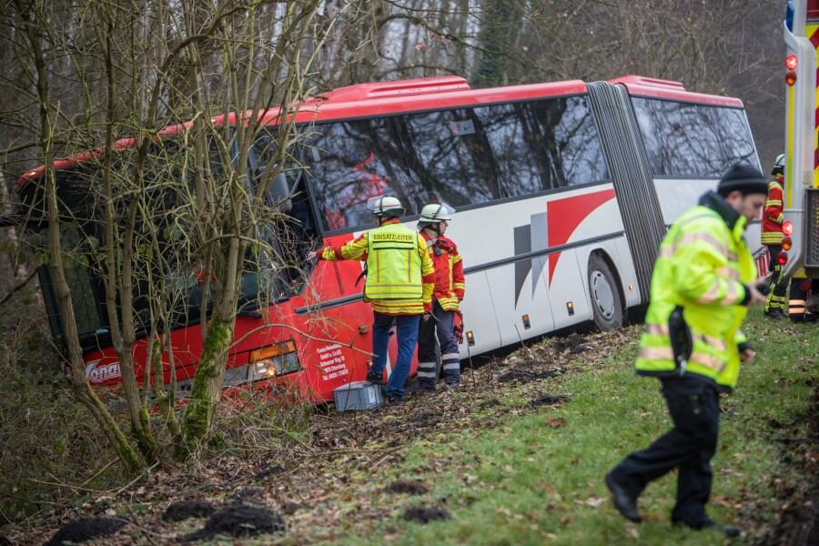 Bus kommt von der Fahrbahn ab - Fahrer tot
