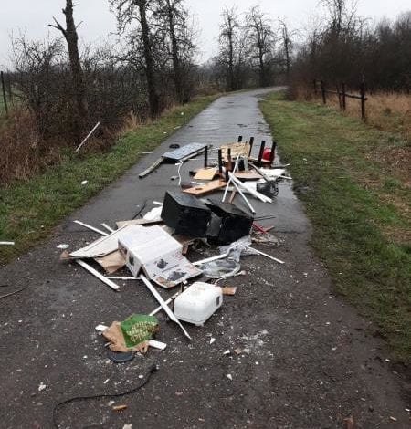 Unbekannte entsorgen Sperrmüll in der Landschaft rund um Stade 8 Unbekannte entsorgen Sperrmüll in der Landschaft rund um Stade