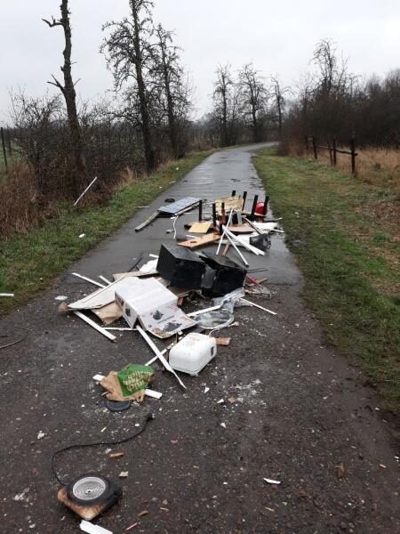 Unbekannte entsorgen Sperrmüll in der Landschaft rund um Stade