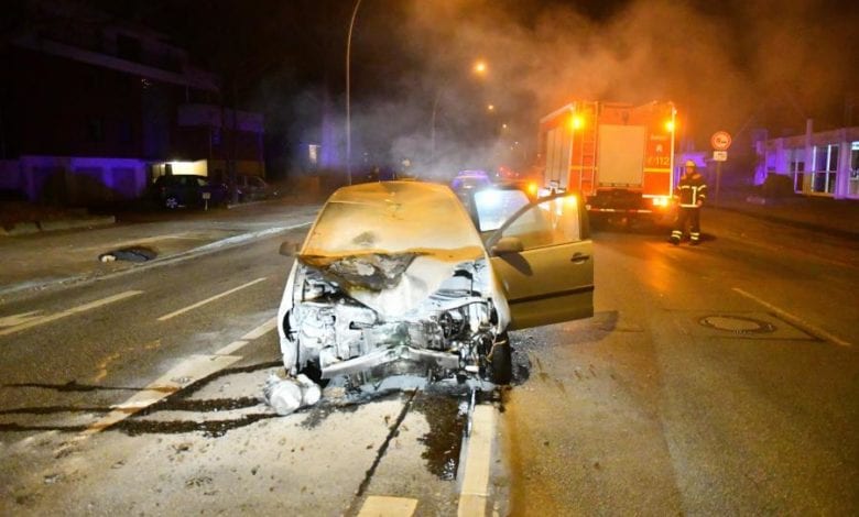Fahrer rast Verkehrsampel in Stücke und flüchtet vom Unfallort 9 Fahrer rast Verkehrsampel in Stücke und flüchtet vom Unfallort