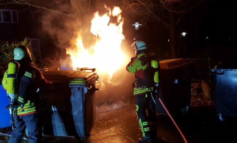 Erneut brannte Altpapiercontainer auf dem Maschener Dorfplatz – Feuerwehr Maschen löschte