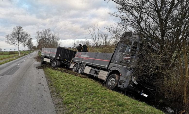 LKW gerät in den Seitenraum - Polizei sucht Fahrer von weißem Transporter