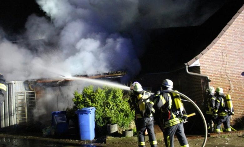 Feuer zerstört Wirtschaftstrakt eines Wohn- und Wirtschaftsgebäudes in Stelle