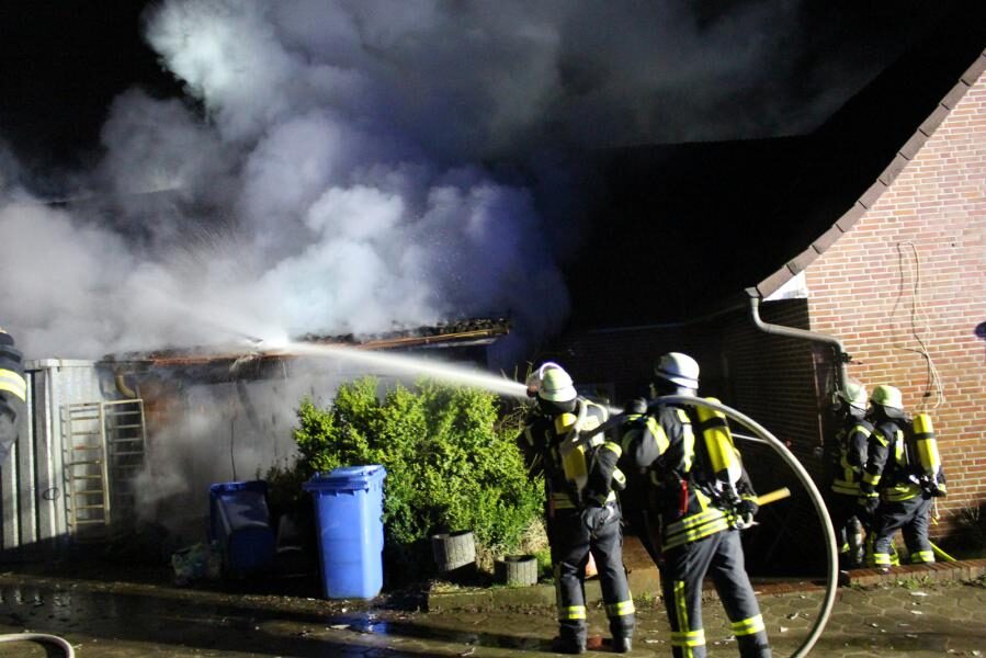 Feuer zerstört Wirtschaftstrakt eines Wohn- und Wirtschaftsgebäudes in Stelle