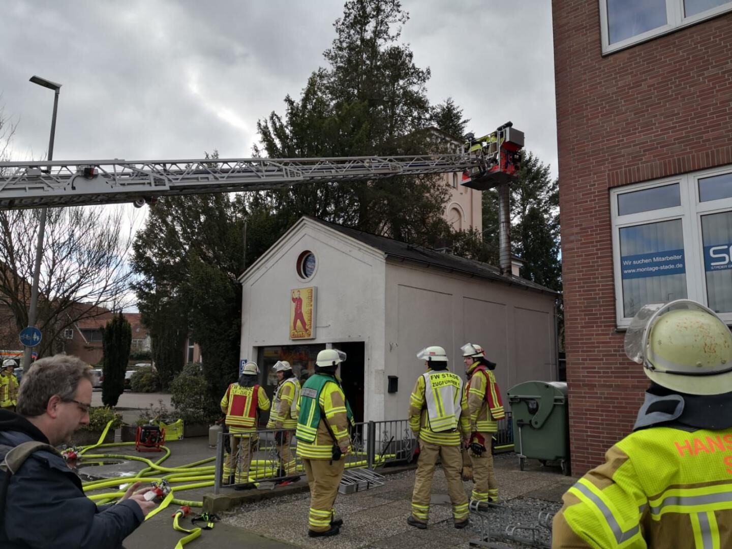 Fettbrand in Imbissküche löst Großalarm für die Stader Feuerwehr aus