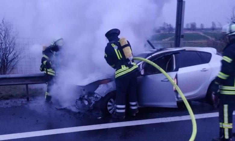 Vollsperrung nach dem Ausbrennen eines Fahrzeugs