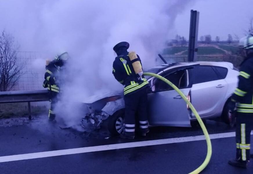Vollsperrung nach dem Ausbrennen eines Fahrzeugs
