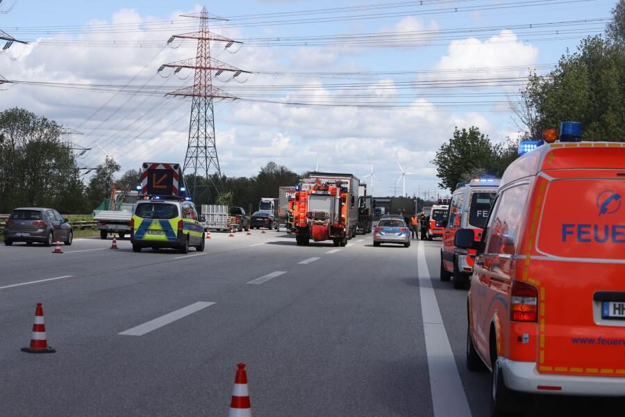 Soldaten leisten erste Hilfe bei erkranktem LKW-Fahrer