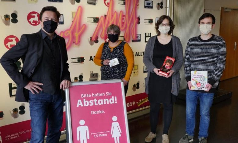 Museumsdirektor des Archäologischen Museums begrüßt erste Besucher