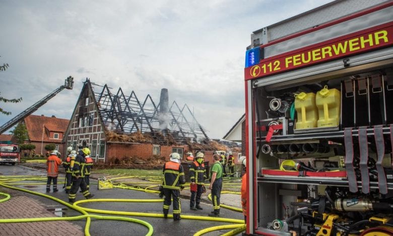 Nach Blitzeinschlag brennt Reetdachhaus nieder