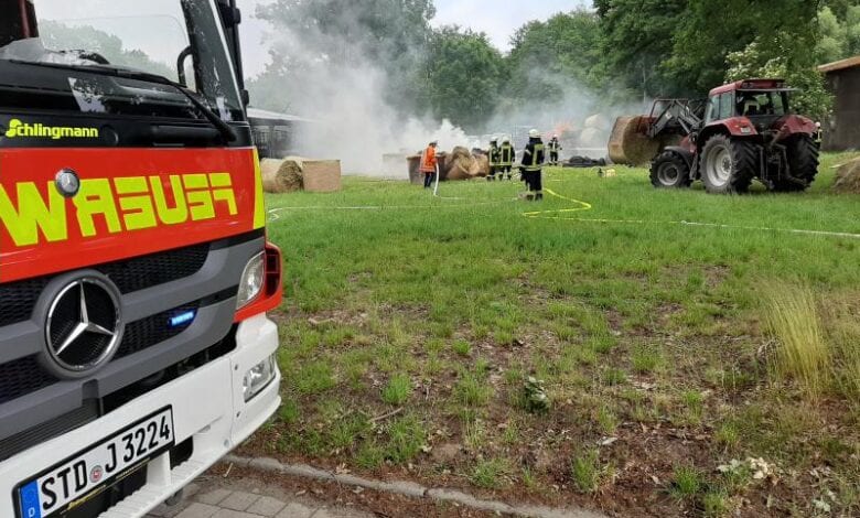 Heuballen brennen auf landwirtschaftlichem Gehöft in Deinste