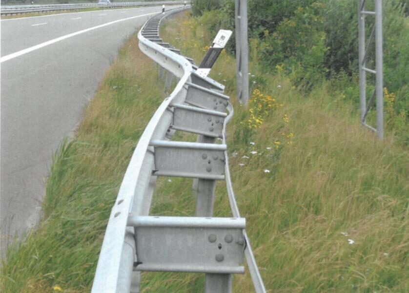 Rund 300 Meter Leitplanke beschädigt - Polizei sucht Zeugen