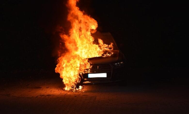 Auto brennt lichterloh: Polizei sucht Zeugen