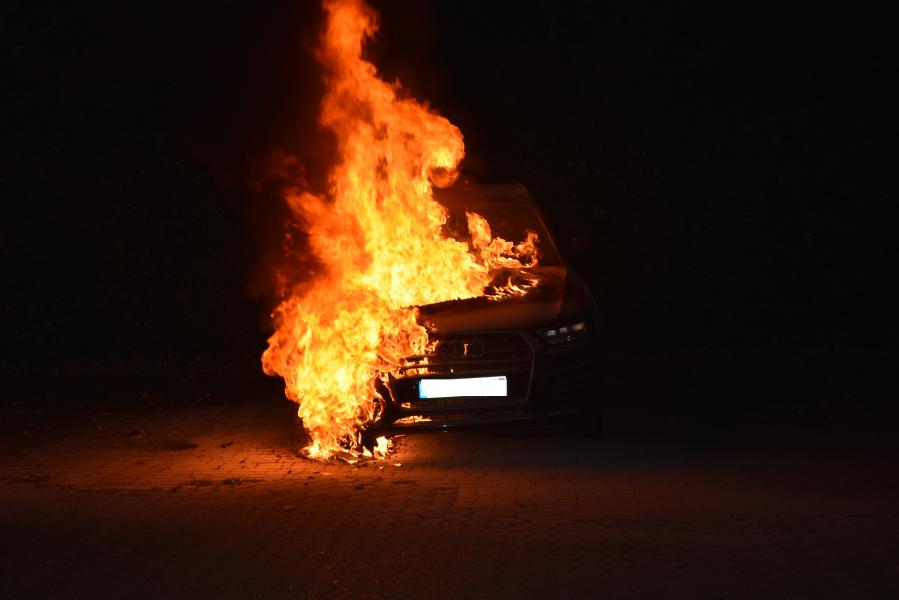 Auto brennt lichterloh: Polizei sucht Zeugen