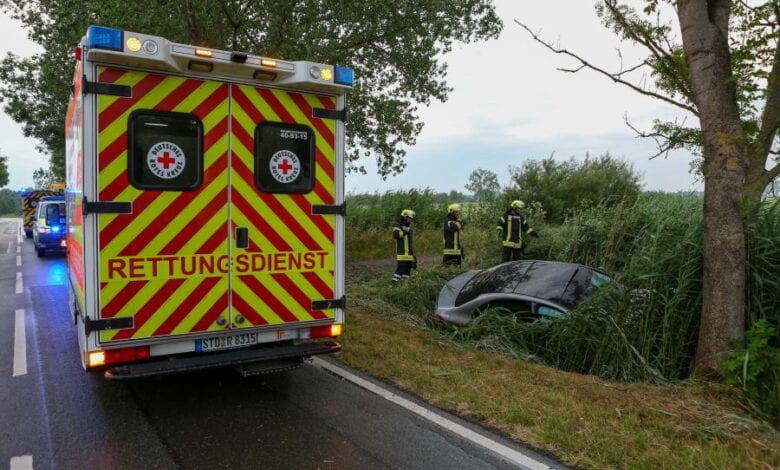 Schwerer Unfall im Gewitter - Auto gegen Baum