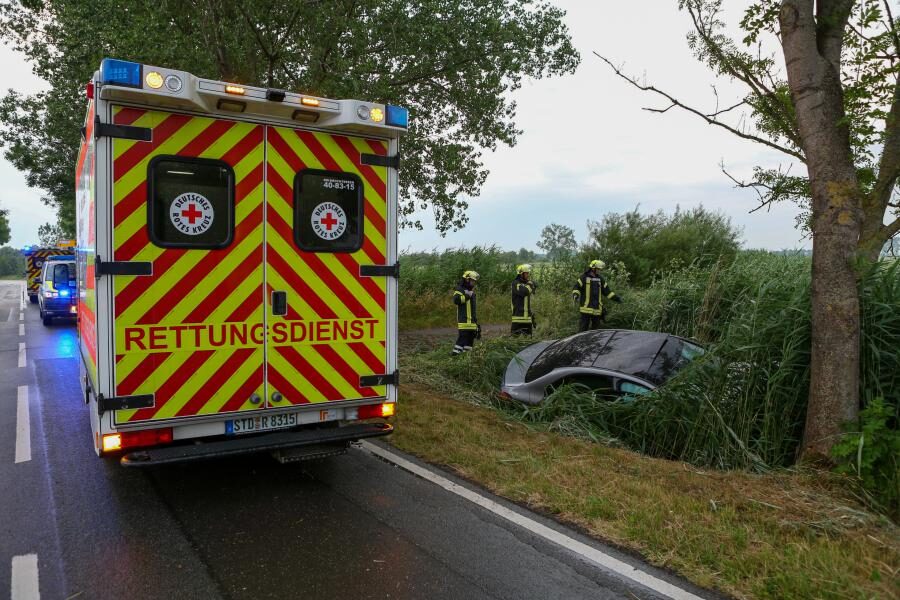Schwerer Unfall im Gewitter - Auto gegen Baum