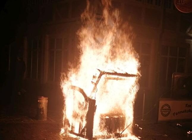 Unbekannte stecken Strandkorb an Gaststätte in Stader Innenstadt in Brand - Polizei sucht Zeugen
