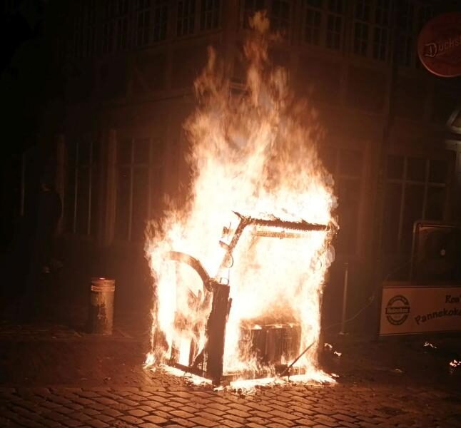 Unbekannte stecken Strandkorb an Gaststätte in Stader Innenstadt in Brand - Polizei sucht Zeugen