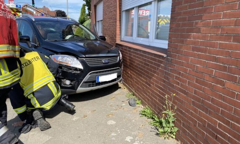 PKW stößt bei Verkehrsunfall in Drochtersen gegen eine Hauswand
