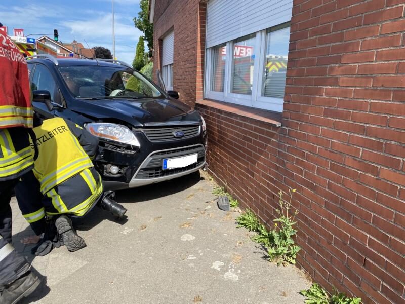 PKW stößt bei Verkehrsunfall in Drochtersen gegen eine Hauswand