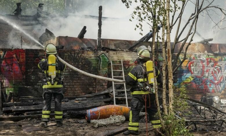 Feuerwehr löscht Brand in Abbruchhaus