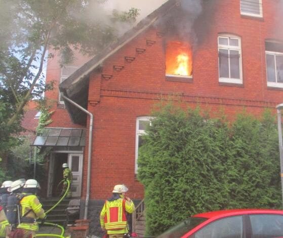 Küchenbrand in Stade breitet sich auf Dachgeschoss aus