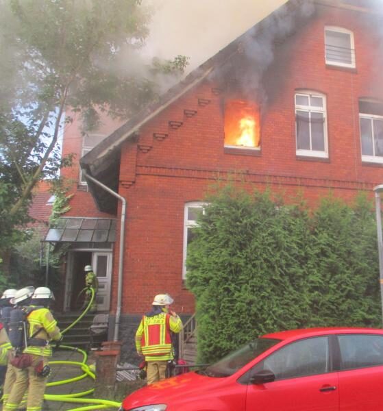 Küchenbrand in Stade breitet sich auf Dachgeschoss aus