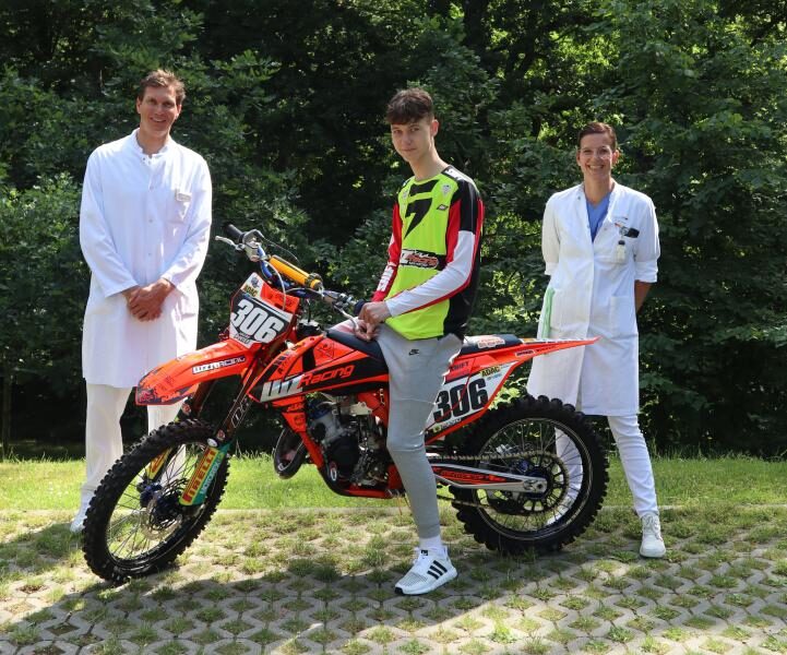 Ärzteteam der Helios Mariahilf Klinik macht 16-jährigen Motocross-Sportler wieder „geländetauglich“