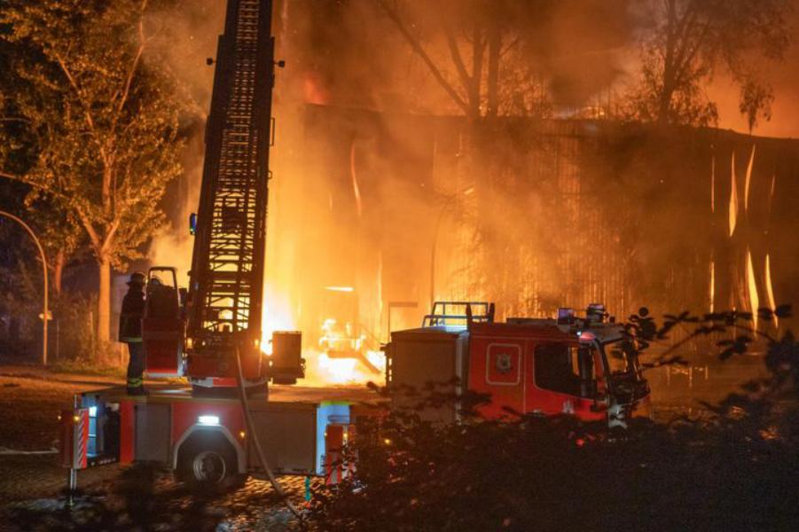 Warn-Apps warnen vor Großbrand in Wilhelmsburg