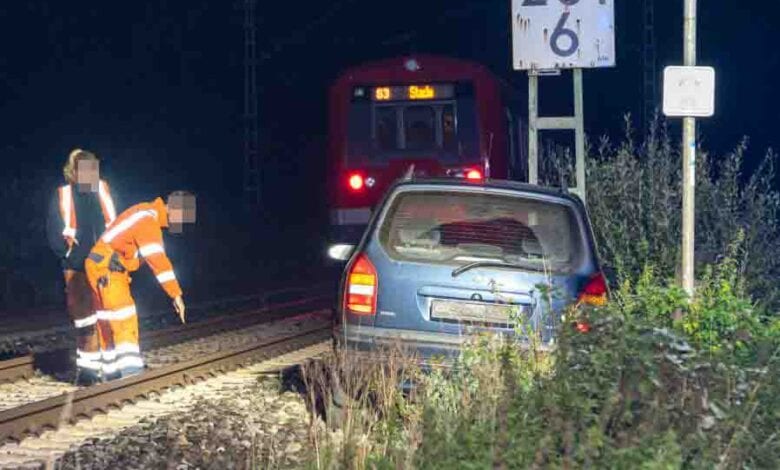 S-Bahn kollidiert mit bereits verunfalltem Fahrzeug