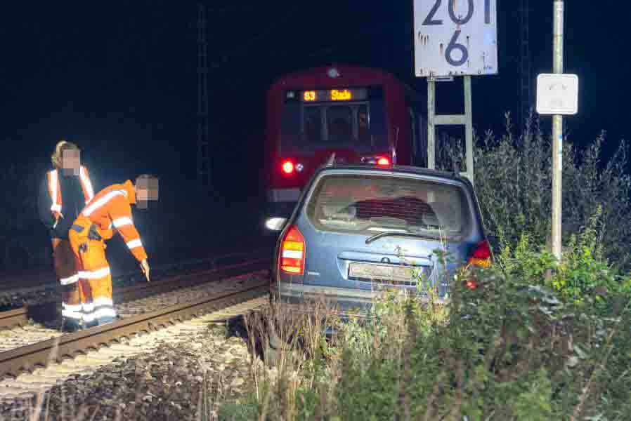 S-Bahn kollidiert mit bereits verunfalltem Fahrzeug