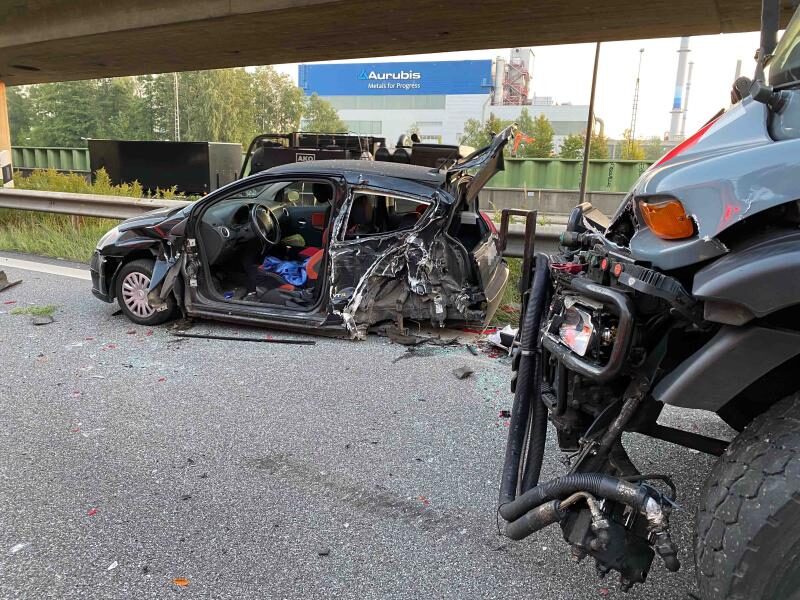 Unfall auf der A1 im Berufsverkehr - Fahrerin eingeklemmt
