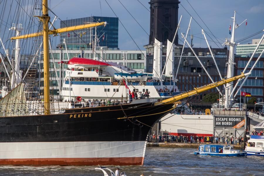 Tausende verfolgten den Einlauf der "Peking" im Hamburger Hafen