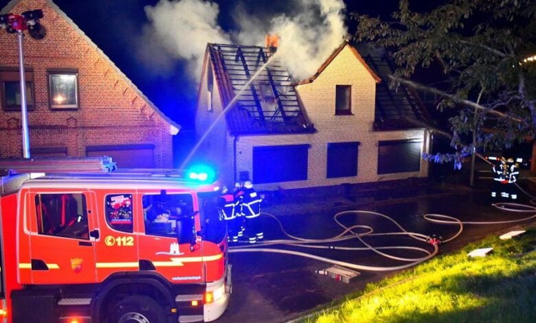 Dachstuhlbrand in Neuenfelde fordert Feuerwehr