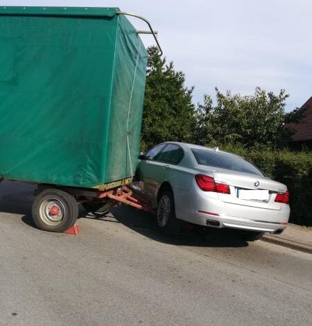 Traktoranhänger löst sich vom Zugfahrzeug und stößt gegen BMW