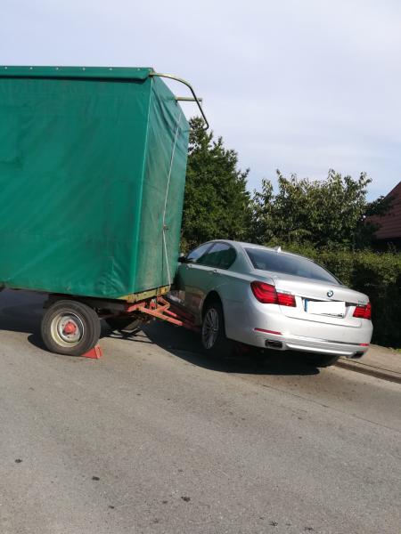 Traktoranhänger löst sich vom Zugfahrzeug und stößt gegen BMW