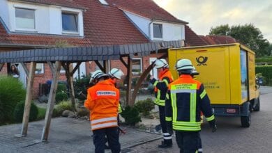 Feuerwehr befreit unter Carport klemmendes E-Postfahrzeug