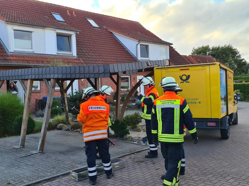 Feuerwehr befreit unter Carport klemmendes E-Postfahrzeug
