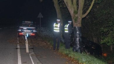 Porsche-Fahrer flüchtet nach Unfall und lässt sein Auto in Graben zurück